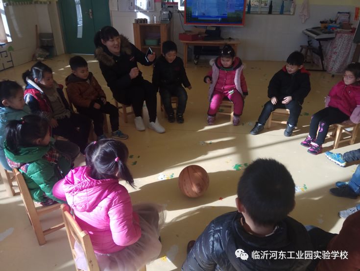 坐着踢球游戏幼儿园,幼儿园坐在凳子上踢球的游戏