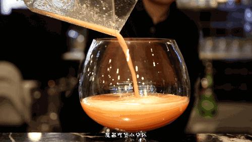 端不动的鱼缸鸡尾酒，边嚼边喝