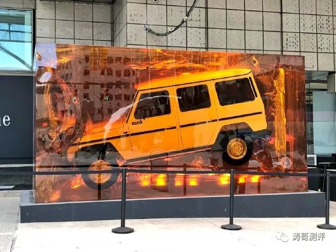 丧心病狂，老外把一辆奔驰车做成了琥珀？