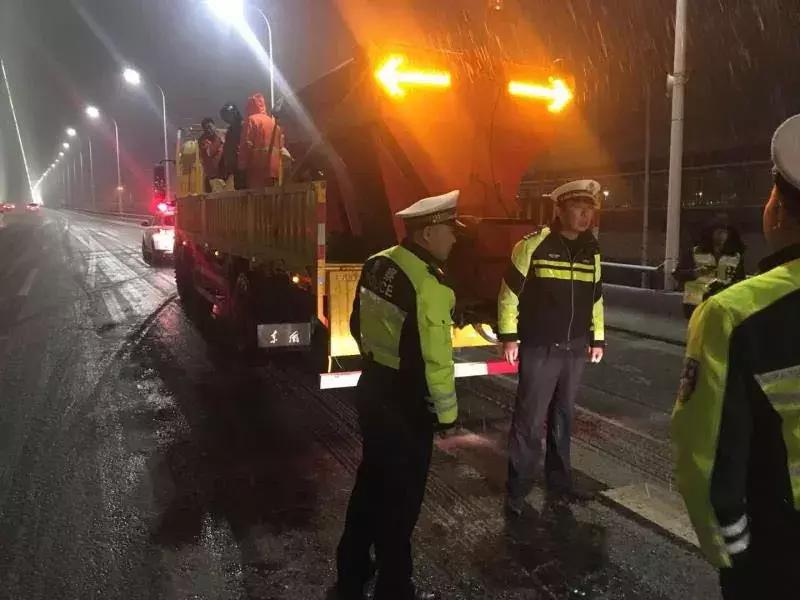大雪袭城，却畅通无阻！只因为有可敬的他们