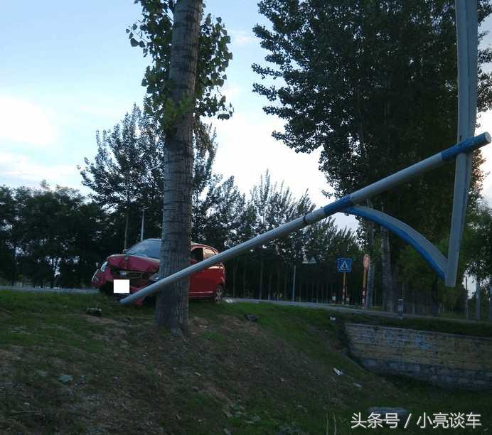 女司机驾车撞路边栏杆,女司机骑电动车撞路边