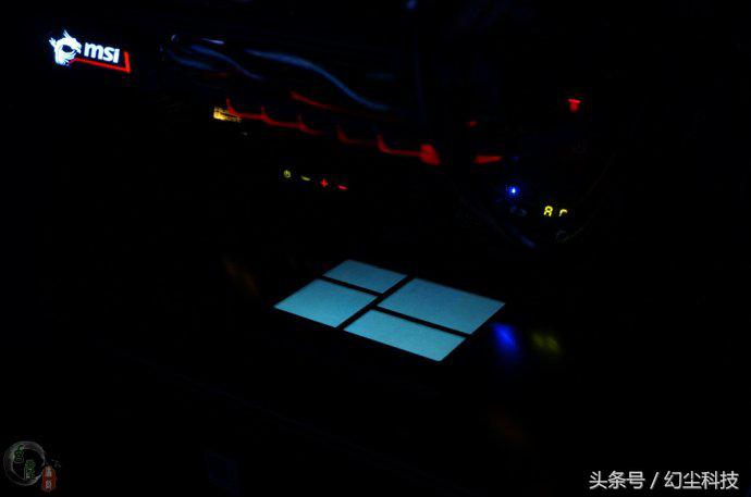 个性的机箱是越来越多了，这款机箱竟然加入了DIY画板功能