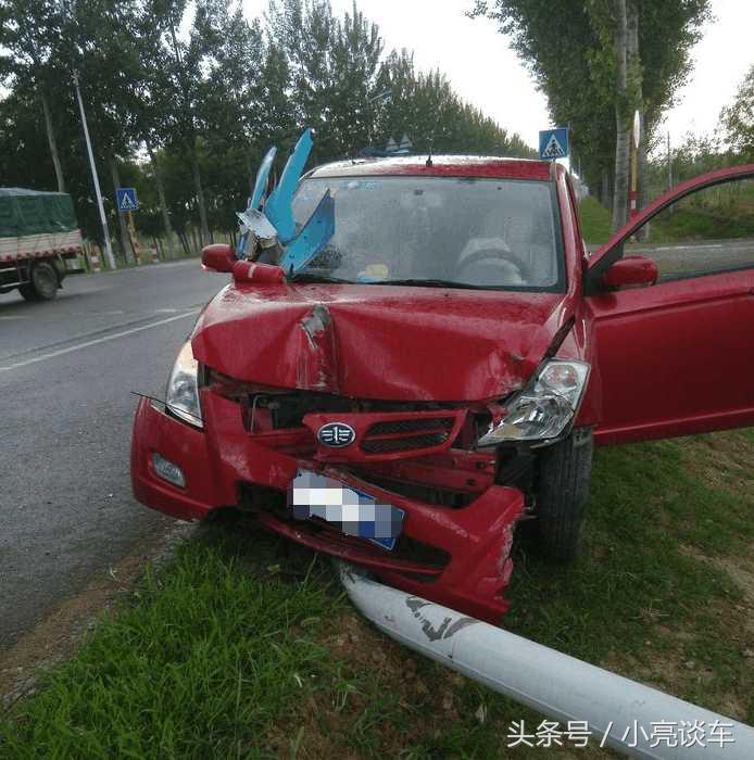 女司机开车撞路灯杆上,女司机开车撞路灯杆