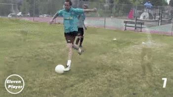 足球运球过人的方法及技巧,足球五人制过人小技巧简单