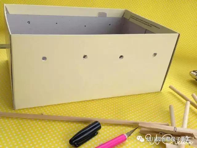 幼儿园手工纸板足球场制作教程,幼儿园益智手工盒子踢足球