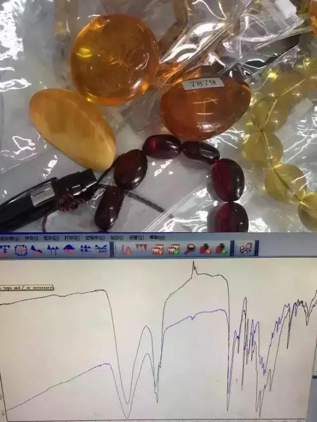 蜜蜡鸡油黄的好还是骨瓷白的好,琥珀蜜蜡鸡油黄好还是带红皮的好