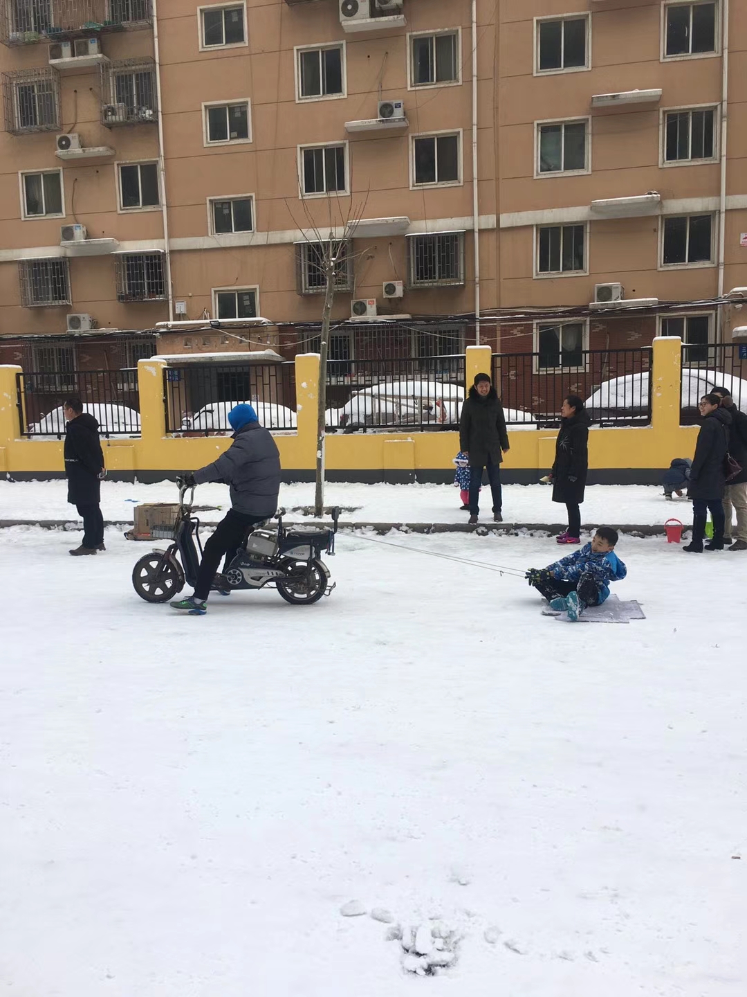 滑雪场滑雪装备有哪些,滑雪场地的滑雪工具