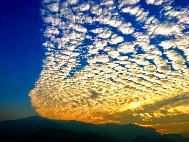 云南楚雄出现大片七彩祥云,七彩祥云云南大理