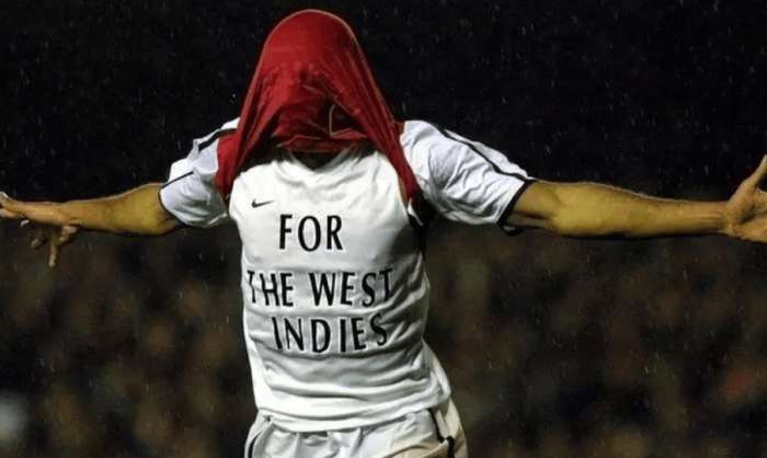 球星卡卡的内衣广告,球员球衣里面套的衣服是啥