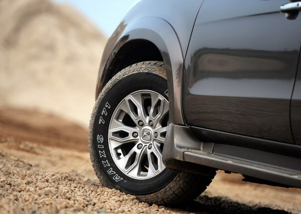 汽车轮胎被割还是划破怎么区分,轮胎侧边划破漏气了必须换胎吗