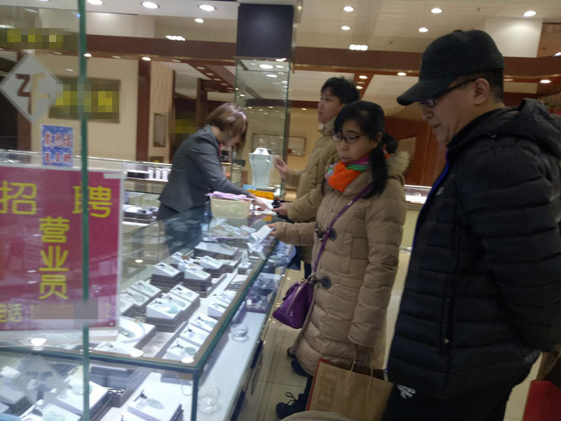 商场抽奖买玉镯子是真的吗,花一百元买个和田玉手镯是真的吗