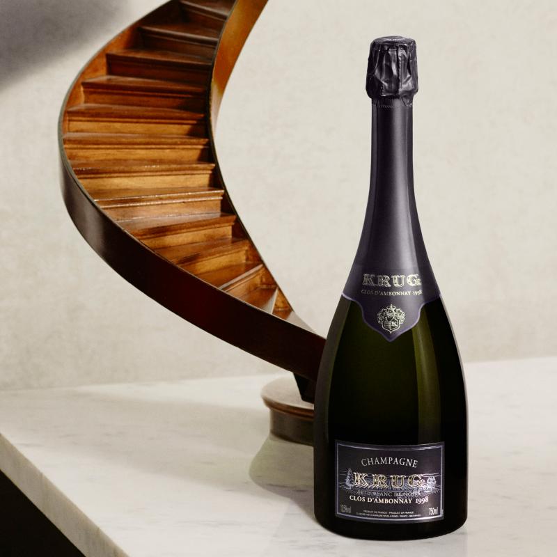 lv是用的什么皮做的,lv是布的还是皮的