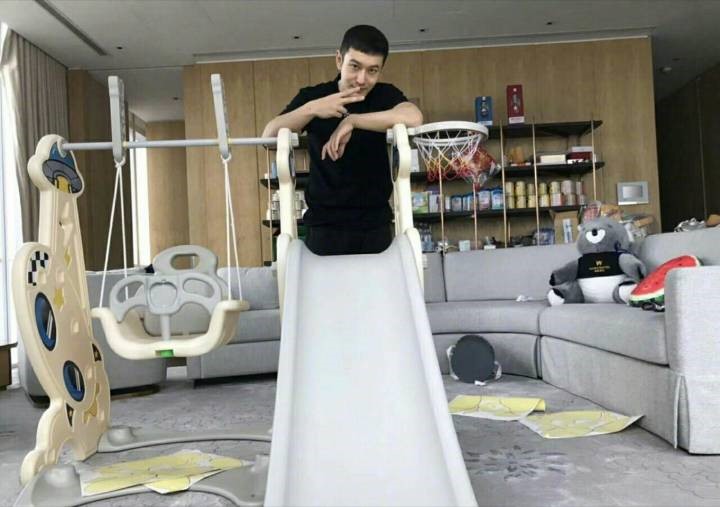 黄晓明晒给儿子做玩具,黄晓明和儿子做滑滑梯