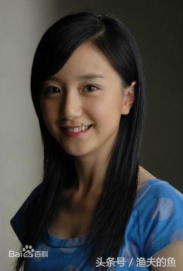 她是经典的“小泥巴”，默默演戏的灵动系演员！