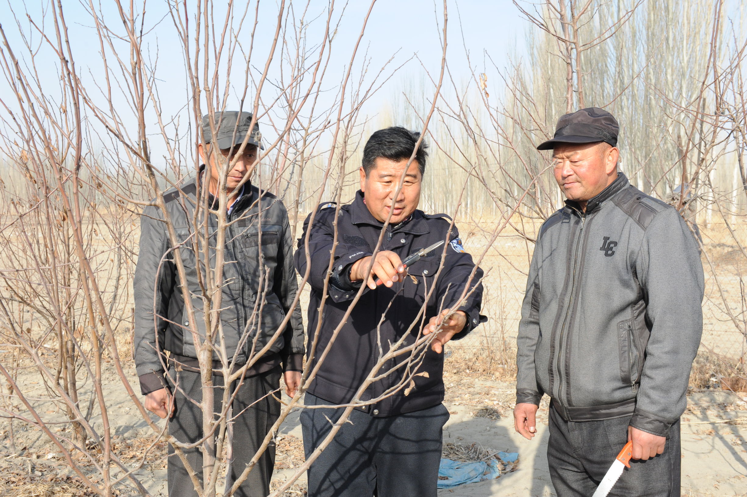 巴州中院访惠聚工作队驻村故事拉村的“黑脸书记”脑梗中风心脏搭桥不退缩田间地头群众利益挂心间