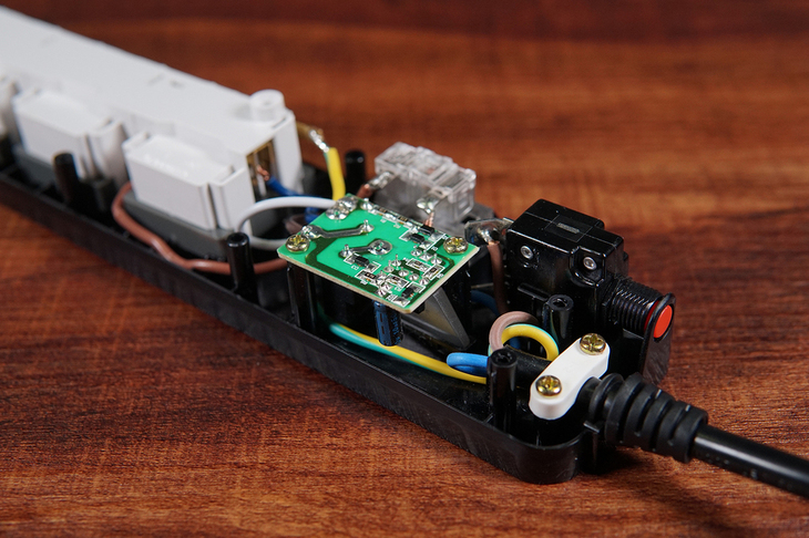 插座电压忽高忽低怎么回事,电压过高插座电压降低