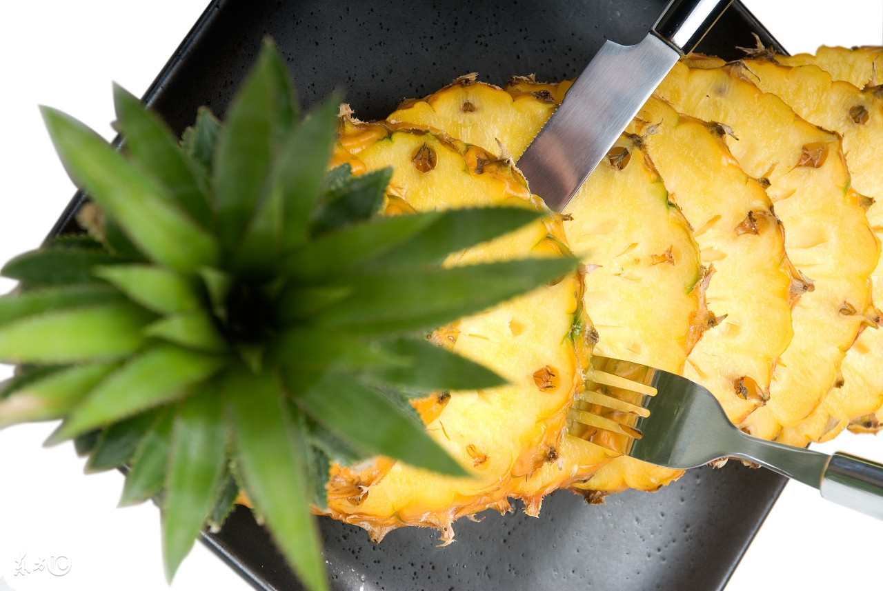 菠萝要用盐水泡多长时间才能吃,为什么菠萝要放在盐水里面泡一下