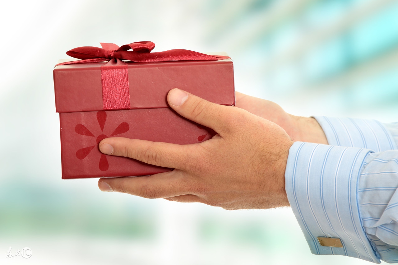 过年送爸妈什么礼物比较实惠,送长辈档次高又不贵的礼物烟酒