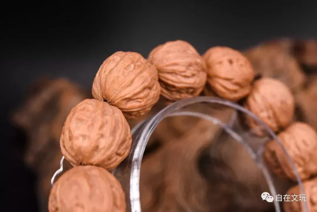 最火的小核桃手串的挑选全攻略,小核桃手串18颗佛头怎么挑选