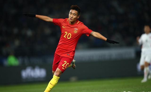 50米奔袭吓怕了！国足这名95年小将让乌兹教练宁可犯规也要拉下水