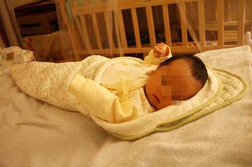 16天宝宝吐奶有血丝,100天宝宝吐奶是鲜红色是怎么回事