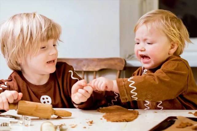 两岁多的孩子老说打人怎么办,两岁的孩子爱打人该怎么处理