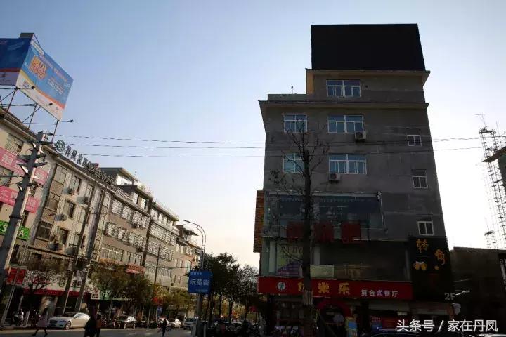 昨天晚上，大家都在广场抬头看一块屏幕！