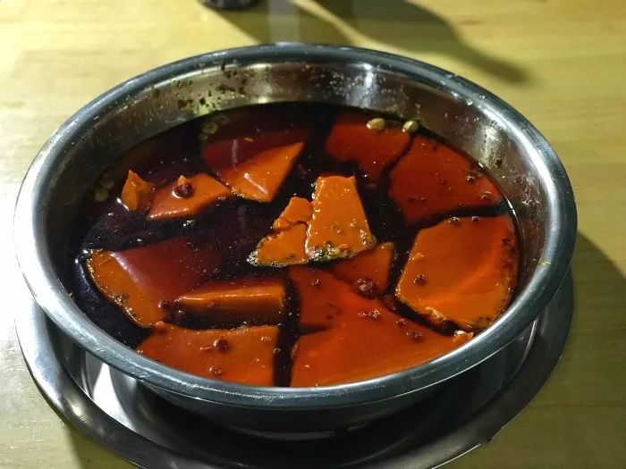 这些不好找的苍蝇火锅,是每个成都人火锅记忆的起点