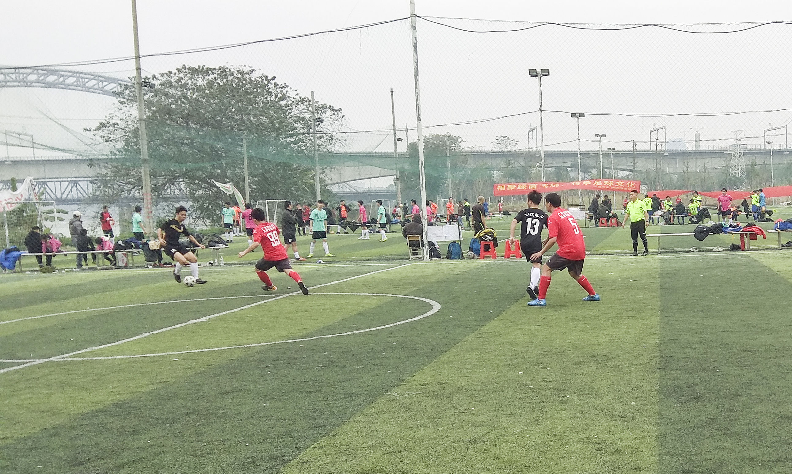 南宁足球赛接连酣战，草根队的他们居然把足球踢出了“职业味”！