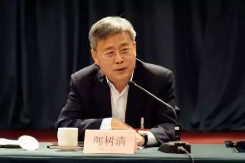 郭树清痛斥违规金融集团,王健林抛售海外资产