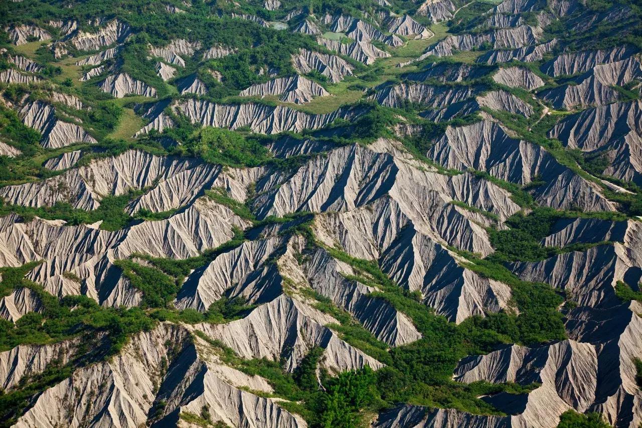 一个恐高的人,高空作业20多年,舍命拍出了最美纪录片