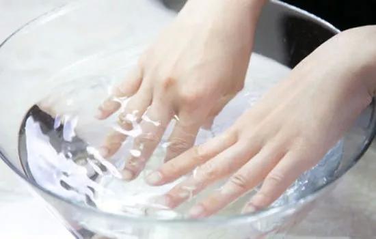 手见水3分钟起皱怎么回事,手一碰水就起皱是什么原因