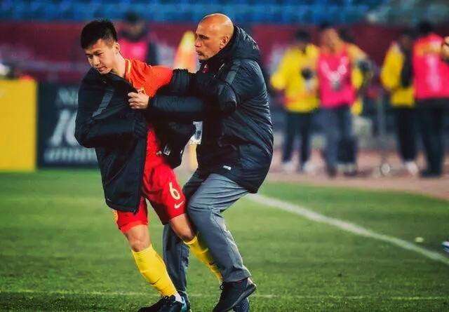 国足赛后遭球迷怒斥,韩媒称国足遭遇奇耻大辱