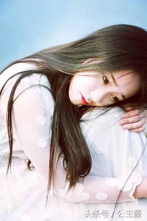 把缱绻幽思悄隐于笔端,心儿,化作一叶小舟!