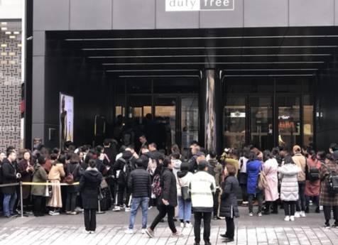中国游客在韩国免税店前排队购物,韩国免税店中国游客排队现象