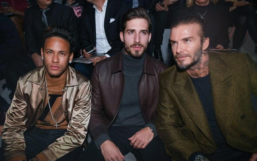 内马尔贝克汉姆同框,贝克汉姆看梅西任意球绝平