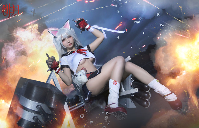 酥胸半露尽显*物尤**看美女是如何装扮COS迷倒众生