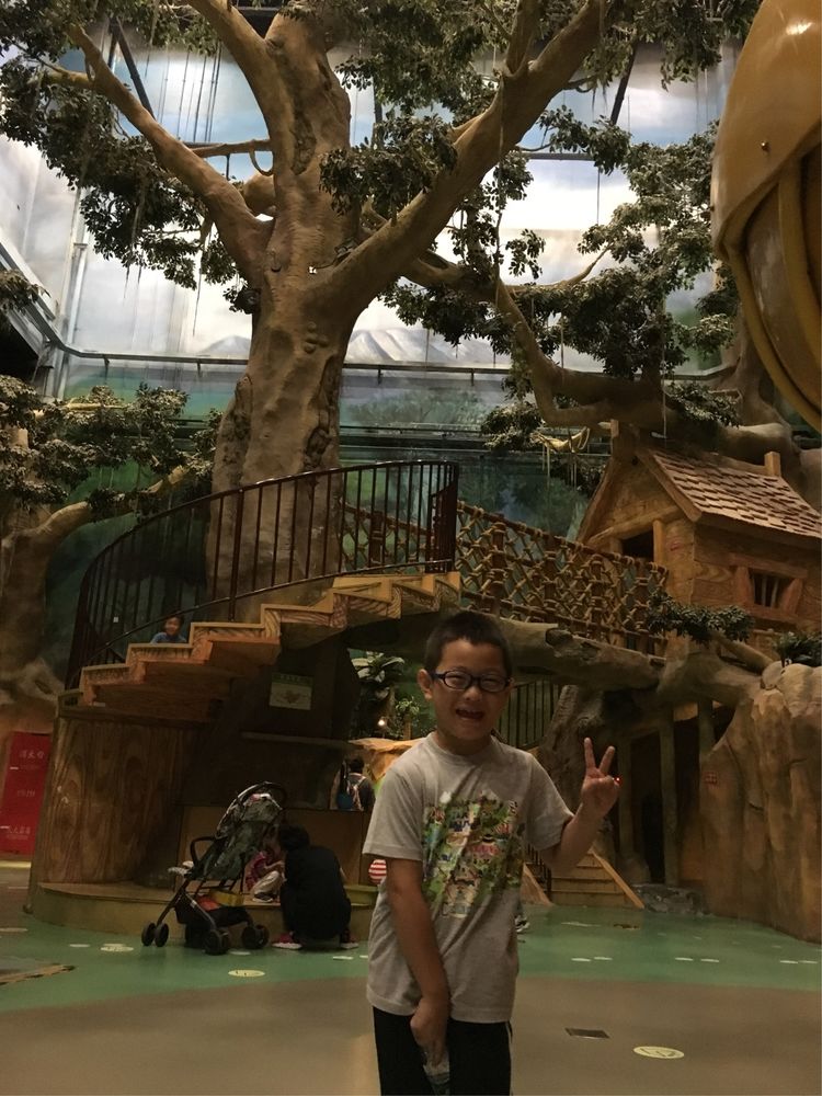 和小屁孩们一起出去玩的视频,和小屁孩玩的一天