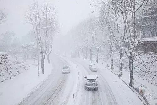 雪天车玻璃冻住如何解冻,雪天车挡风玻璃结冰怎么办视频