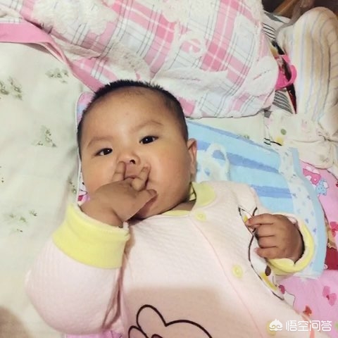 宝宝睡觉一直吃手指哭,不让宝宝吃手就哭怎么办
