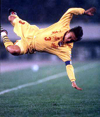 足球江湖最后的大佬,为小弟出头被刀砍,42岁单挑范大将军