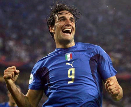 他,是中锋时代“最后的武士”,生为足球,何惧漂流。