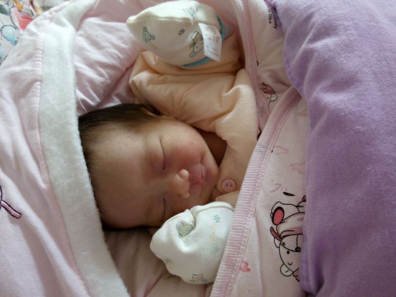 羊水偏少脐带绕颈2周能顺产吗,羊水偏少就必须剖腹产吗