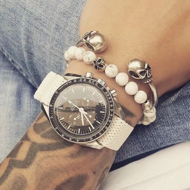 手表该怎么搭配金属表带好看 (老款手表戴出时尚)