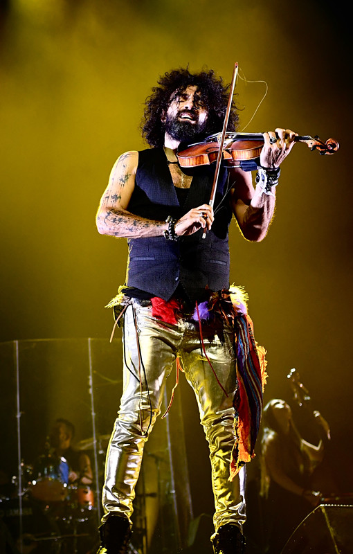 组图“琴魔”艾拉马立肯疯狂炫酷拉！拉！拉！跑跳跪走样样有