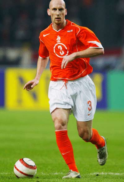 闯荡江湖，他们是绿茵硬汉，荷兰铁卫缝针不眨眼