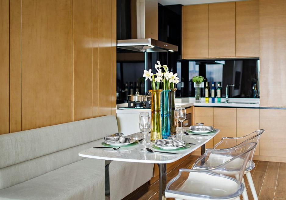 特色餐厅卡座隔断到顶木饰效果图,餐厅卡座一体效果图