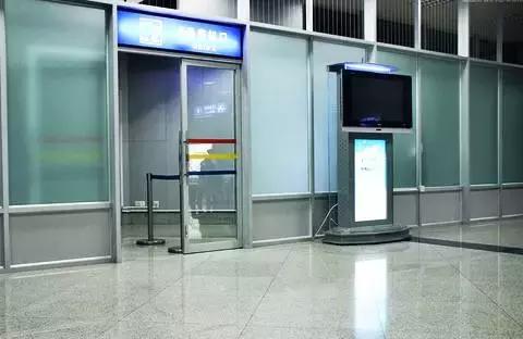 首次坐飞机注意事项违禁物品,第一次坐飞机需要注意什么神回复