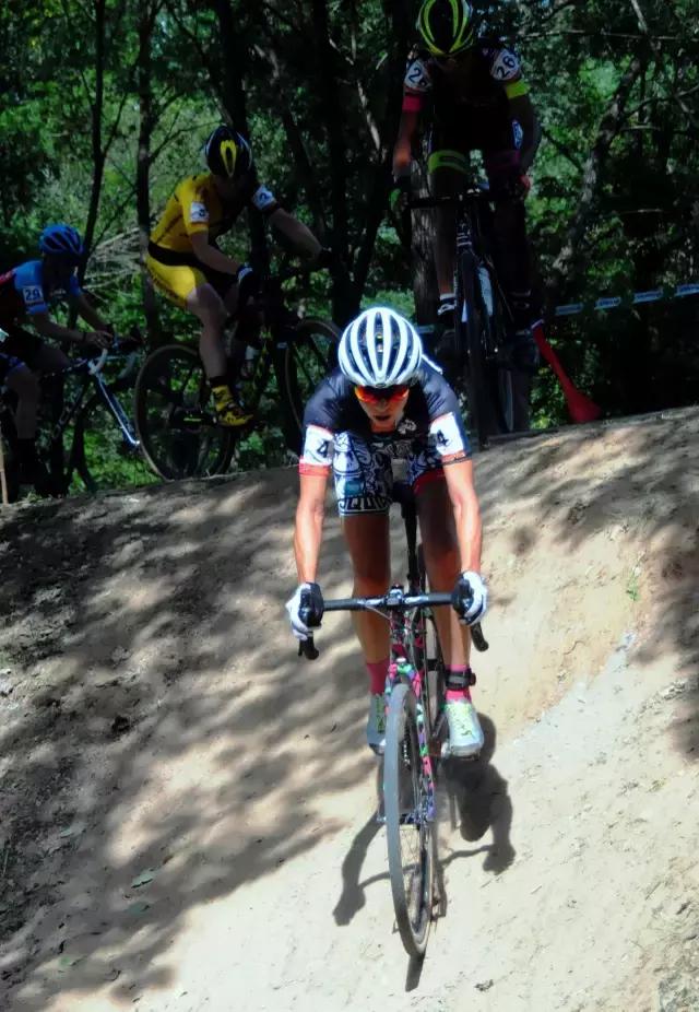 EmilyKachorek为何会从生物保护学领域转向自行车运动？