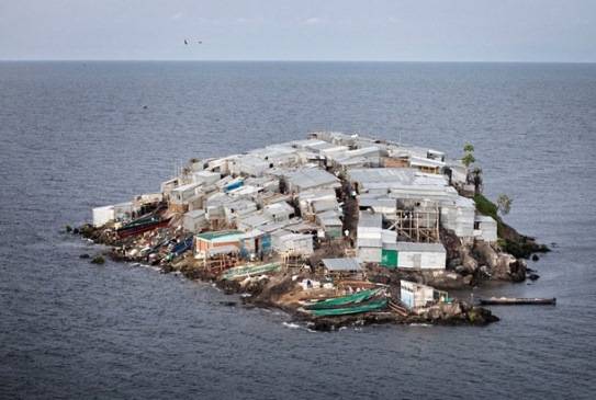 全世界最悲惨的小岛，比一个足球场还要小，却有一千多人在这生活